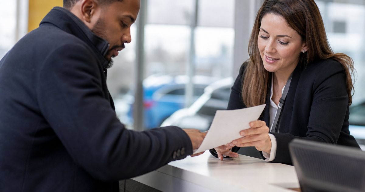 What booking details do customers expect to see when reserving rental gear?